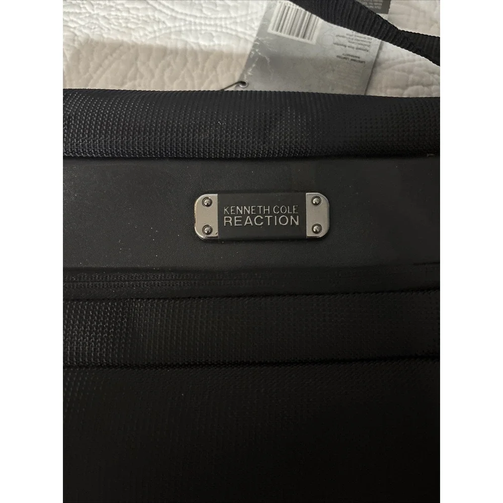 KENNETH COLE REACTION R-Tech Black laptop bag with‎ shoulder strap very nice!
